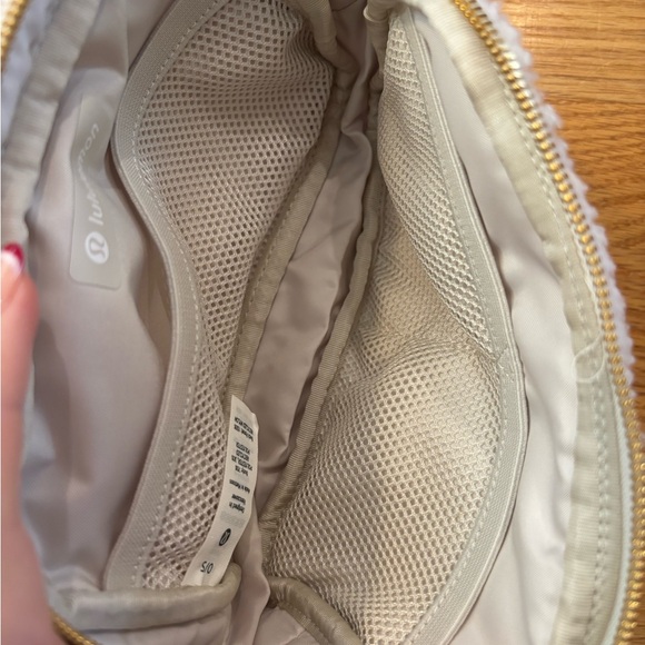 Lululemon Everywhere Belt Bag - Picture 5 of 7
